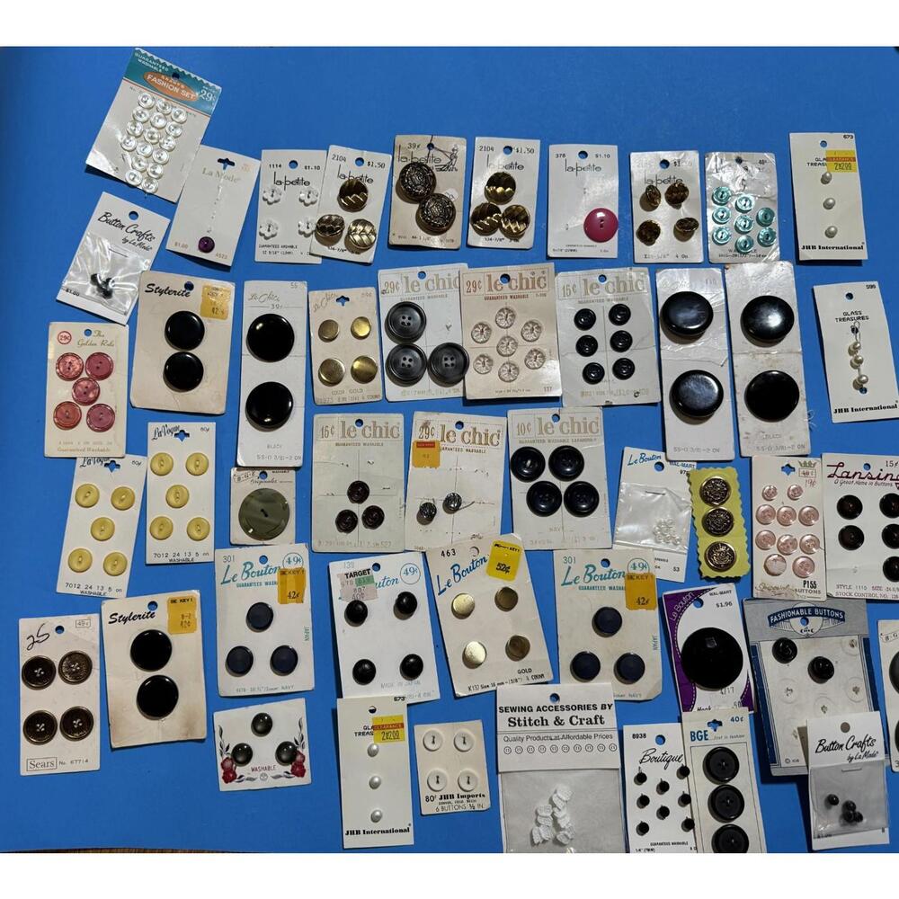 Vintage Lot of 175  Buttons on 47 Cards La Chic La Petite La Vogue    A